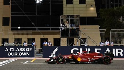 Le Monégasque Charles Leclerc offre sa première victoire à Ferrari depuis 2019 lors de l'ouverture de la saison à Bahreïn, le 20 mars 2022. (OZAN KOSE / AFP)