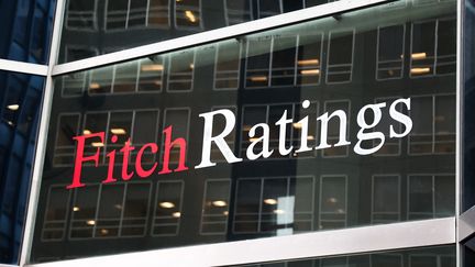 Le logo Fitch Ratings, sur le bâtiment de l'agence à New York (Etats-Unis), le 25 octobre 2022. (JAKUB PORZYCKI / NURPHOTO / AFP)