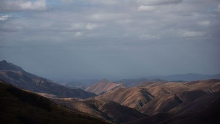 (restes d'une zone volcanique associés à des roches sédimentaires) de Barberton. C’est une des plus anciennes structures géologiques de notre planète. «Comme dans d’autres ceintures de roches vertes du monde, les MBM illustrent de manière superbe les premiers processus tectoniques (verticaux) et distinctifs ayant formé la croûte primitive avant que la tectonique des plaques ne devienne le processus de surface dominant de la terre», précise l’Unesco.
 (Wikus de Wet / AFP)