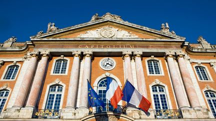 Le Capitole de Toulouse, qui abrite l'h&ocirc;tel de ville. Selon un sondage, la majorit&eacute; des Fran&ccedil;ais souhaite que leur maire n'ait pas d'autre fonction &eacute;lective. (GETTY IMAGES)