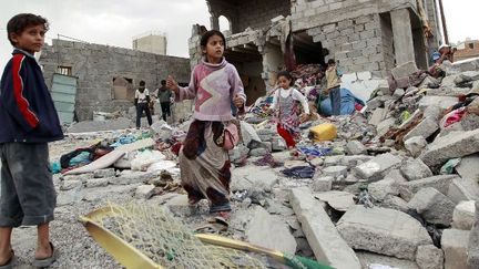 Les enfants yéménites (ici à Sanaa, la capitale, le 13 juillet 2015) sont à la fois victimes des combats et du manque de nourriture, résultat du blocus naval imposé par la coalition arabe. (MOHAMMED HUWAIS / AFP)