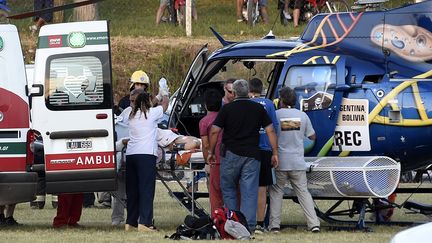 Un spectacteur est évacué en hélicoptère après un accident sur le prologue du Dakar-2016, dans la province de Buenos Aires (Argentine), le 2 janvier 2016. (FRANCK FIFE / AFP)