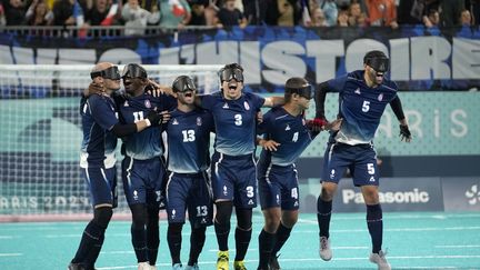 Cela aura été l'une des plus belles émotions des Jeux de Paris. Les Bleus du cécifoot ont offert à leurs supporters, après une séance de tirs au but, la médaille d'or paralympique. Une communion et une joie totales au stade Tour Eiffel. (CHRISTOPHE ENA/ SIPA)