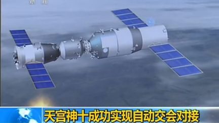 Cette capture d'écran de la télévision chinoise montre la&nbsp;capsule spatiale habitée Shenzhou-10 à quai avec le laboratoire spatial Tiangong- 1, le 13 Juin 2013. (LI JUNFENG / IMAGINECHINA / AFP)