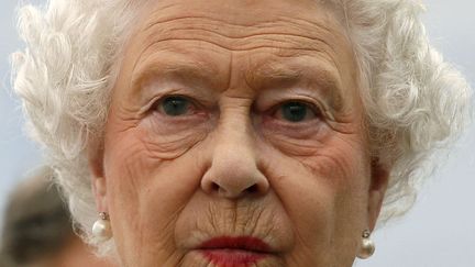 La reine Elizabeth II assiste au Coronation festival dans les jardins de Buckingham Palace &agrave; Londres (Royaume-Uni), le 11 juillet 2013. (STEFAN WERMUTH / REUTERS)