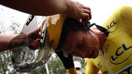 Jonas Vingegaard enlève son casque après avoir écrasé le contre-la-montre à Combloux, le 18 juillet 2023, le jour où il a pris un avantage décisif sur Tadej Pogacar. (ANNE-CHRISTINE POUJOULAT / AFP)