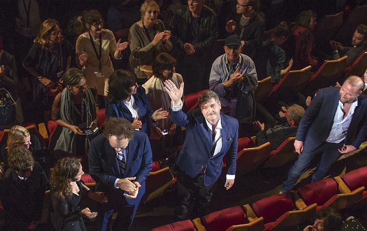 Thomas Bidegain et à sa gauche François Damiens remercient le public pour son ovation debout
 (Jean-François Lixon)