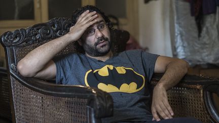 Le blogueur et activiste égyptien Alaa Abdel Fattah lors d'une interview à son domicile, le 17 mai 2019. (KHALED DESOUKI / AFP)