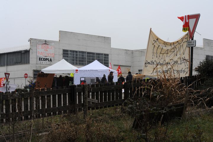 Les ex-salariés d'Ecopla ont bloqué leur usine, à&nbsp;Saint-Vincent-de-Mercuze (Isère), le 21 décembre 2016.&nbsp; (ALAIN RAFFIN)