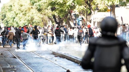 Tunis, 8 f&eacute;vrier 2013,&nbsp;les forces de l'ordre cherchent &agrave; contenir la foule de m&eacute;contents qui scandent des slogans contre les islamistes du parti Ennahda au pouvoir. (SALAH HABIBI / AFP)