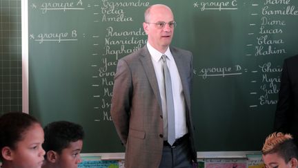 Le ministre de l'Education, Jean-Michel Blanquer, le 18 août 2017, en visite dans une école de Saint-Denis de la Réunion. (RICHARD BOUHET / AFP)