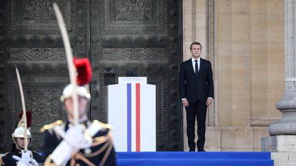 Emmanuel Macron sur les marches du Panthéon, le 1er juillet 2018 à Paris.&nbsp; (LUDOVIC MARIN / AFP)