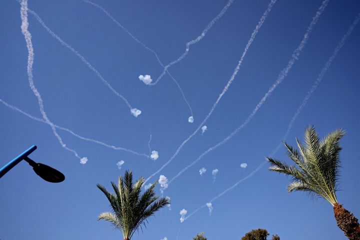 Des roquettes interceptées par le système du "Dôme de fer" dans le ciel de Sderot (Israël), le 14 octobre 2023. (THOMAS COEX / AFP)