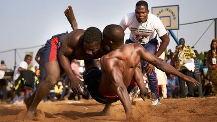 "C'est notre coutume. La lutte est pratiquée ici depuis sept cents, huit cents ans. Mais avec l’islamisation et la colonisation du Mali, on a tout oublié", a-t-il expliqué au journal Libération lors de la première rencontre en 2017.&nbsp; (MICHELE CATTANI / AFP)