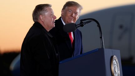 Le sénateur républicain Lindsey Graham et le président américain Donald Trump, lors d'un meeting à Tupelo, dans l'Etat du Mississippi (Etats-Unis), le 26 novembre 2018.&nbsp; (KEVIN LAMARQUE / REUTERS)