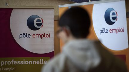 Un homme dans un bureau Pôle emploi à Dunkerque (Nord). (PHILIPPE HUGUEN / AFP)