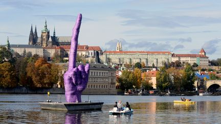 Le doigt d'honneur de David Cerny à Prague, le 21 octobre 2013.
 (Michal Cizek / AFP)