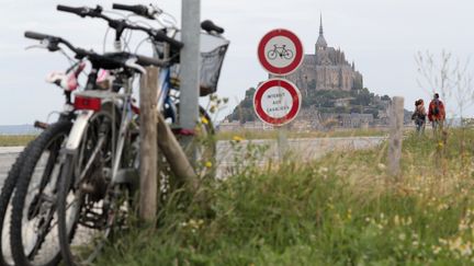 La première étape débute au Mont-Saint-Michel. (KENZO TRIBOUILLARD / AFP)