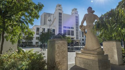 Le&nbsp;Théâtre National Populaire de Villeurbanne,&nbsp;place Lazare Goujon, et le Mémorial de la Libération par le sculpteur Georges Salendre au premier plan.&nbsp; (GUIZIOU FRANCK / HEMIS.FR / AFP)