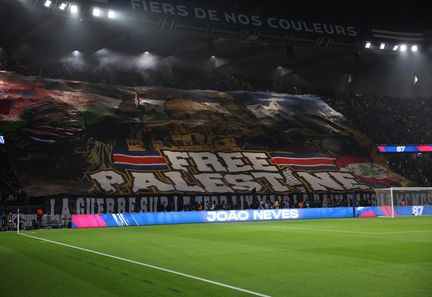 Les supporters ultras du PSG ont déployé un tifo en soutien à la Palestine, mercredi 6 novembre 2024, avant la rencontre de Ligue des champions contre l'Atlético de Madrid, au Parc des Princes. (LE PARISIEN / ARNAUD JOURNOIS / MAXPPP)