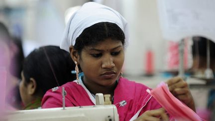 Une ouvri&egrave;re de l'industrie textile travaille dans une usine de Dacca (Bangladesh), le 16 avril 2012.&nbsp; (MUNIR UZ ZAMAN / AFP)