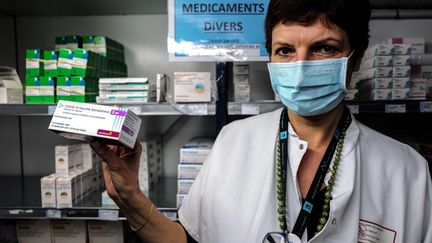 Une pharmacienne pose avec le vaccin AstraZeneca à Lyon (Rhône), le 6 février 2021.&nbsp; (OLIVIER CHASSIGNOLE / POOL / AFP)