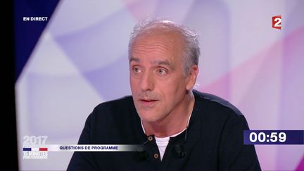 Le candidat du Nouveau parti anticapitaliste Philippe Poutou sur le plateau de l'émission de France "15 minutes pour convaincre", le 20 avril 2017. (FRANCE 2)