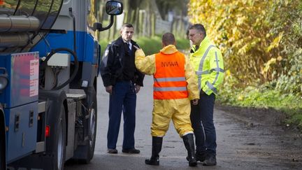 Des services de sant&eacute; hollandais contr&ocirc;lent une ferme apr&egrave;s une contamination par la grippe aviaire, le 17 novembre 2014. ( AFP / JEROEN JUMELET)