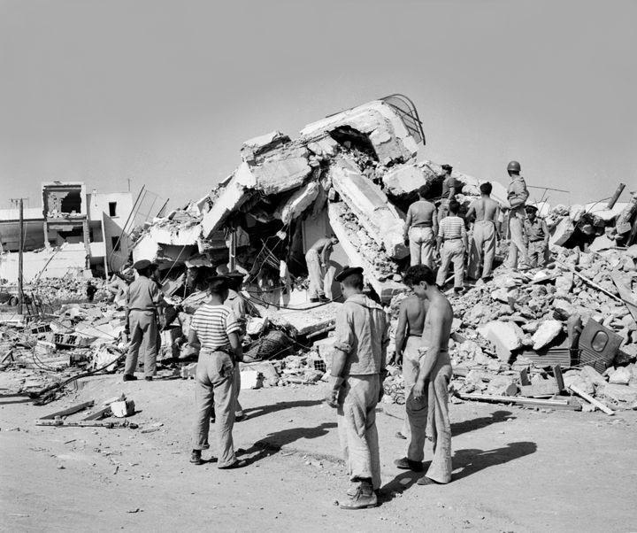 Des sauveteurs tentent de retrouver des victimes dans les ruines d'Agadir, le 2 mars 1960, à la suite du séisme qui a ravagé la ville deux jours auparavant. (AFP)