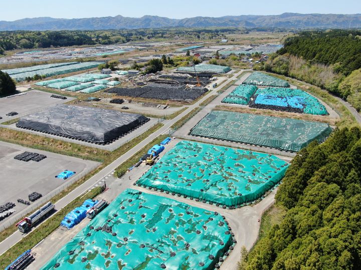 Image prise par un drone le 27 avril 2021 montrant le stockage provisoire de nombreux sacs de conteneurs flexibles, contenant du sol contaminé de Fukushima. Ils sont placés dans la ville d'Okuma, préfecture de Fukushima.&nbsp; (KOJI ITO / YOMIURI / THE YOMIURI SHIMBUN VIA AFP)