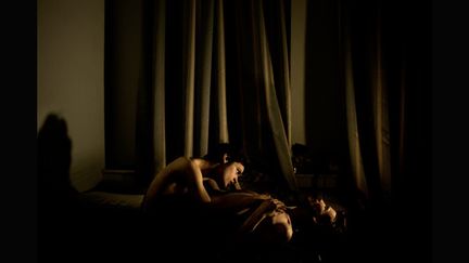 Jon et Alex, un couple homosexuel, dans une chambre de Saint-Pétersbourg (Russie), le 18 mai 2014.
 (MADS NISSEN / WORLD PRESS PHOTO)