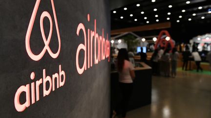 Le logo Airbnb, affiché lors d'une conférence de presse de la société à Tokyo (Japon), le 14 juin 2018.&nbsp; (TOSHIFUMI KITAMURA / AFP)