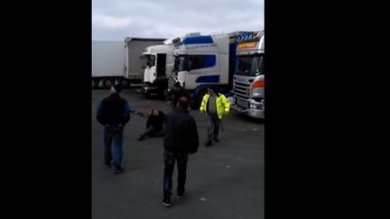 Capture d'&eacute;cran d'une vid&eacute;o montrant des migrants se faire rouer de coups, peut-&ecirc;tre &agrave; Calais (Pas-de-Calais), et mise en ligne le 15 mars 2015. (WORLD NEWS / YOU TUBE)