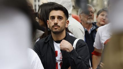 Lyes Louffok, militant des droits de l’enfant et essayiste français lors d'un rassemblement près de l’Assemblée nationale à Paris le 7 mai, 2024. (LUDOVIC MARIN / AFP)