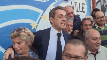 Nicolas Sarkozy, agacé par les journalistes : "C'est des sauvages, passez-leur dessus !"