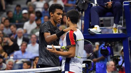 Felix Auger-Aliassime console Carlos Alcaraz après l'abandon de ce dernier en quart de finale de l'US Open, le 7 septembre à New York.&nbsp; (ED JONES / AFP)