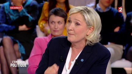 "Que ce soit pour M. Fillon ou M. Macron, il y a derrière tout cela une sale odeur"