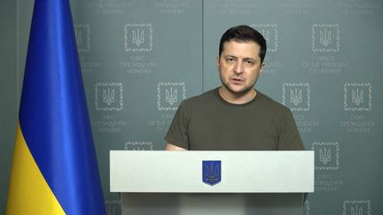 Le président ukrainien Volodymyr Zelensky, lors d'une prise de parole, à Kiev, la capitale du pays, le 26 février 2022. (UKRAINE PRESIDENCY / AFP)