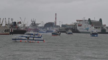 Le port de Calais (Pas-de-Calais) est bloqué par des pêcheurs, le 26 novembre 2021. (MAXPPP)