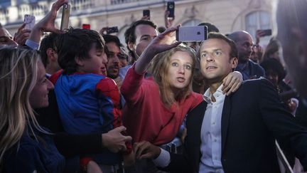 Dans la cour de l'Elysée, ouverte pour la Fête de la musique, le président Emmanuel Macron pose pour un selfie
 (Christophe Petit Tesson / pool / AFP)