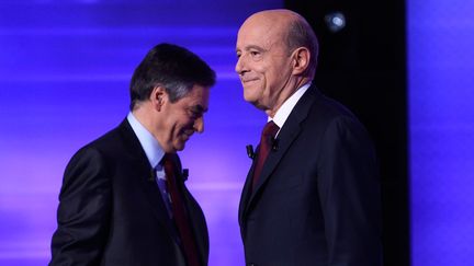 François Fillon et Alain Juppé lors du débat final de la primaire de la droite, jeudi 24 novembre. (MAXPPP)