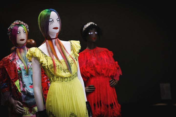 Exposition "Rebel : 30 years of London Fashion" au musée du Design de Londres, septembre 2023 (ADRIAN DENNIS / AFP)