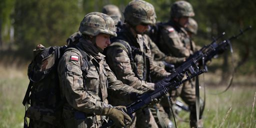 Membres de la 6e brigade aéroportée polonaise lors d'un exercice d'entraînement avec une unité américaine dans l'ouest de la Pologne le 1er mai 2014. (REUTERS - Kacper Pempel )