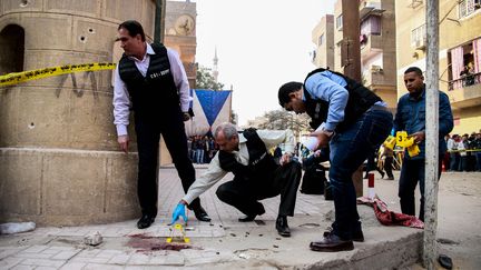 Des experts de la police égyptienne travaillent sur les lieux d'une attaque dans une église copte, près du Caire, vendredi 29 décembre 2017.&nbsp; (SAMER ABDALLAH / AFP)