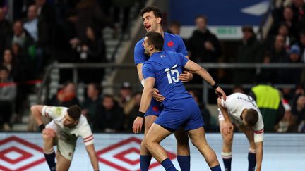 Le bonheur des Français Thomas Ramos et Ethan Dumortier, décisifs dans le premier essai de l'équipe de France à Twickenham, lors du match du Tournoi des six nations Angleterre-France, le 11 mars 2023. (ADRIAN DENNIS / AFP)