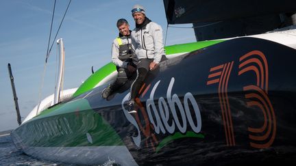 Thomas Coville et Thomas Rouxel a bord de leur&nbsp;maxi-trimaran Sodebo, prêts à partir sur la&nbsp;Transat Jacques Vabre. (LOIC VENANCE / AFP)