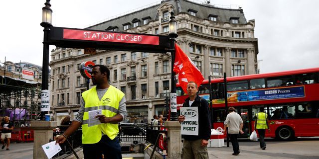 Le 6 août 2015, à Londres, les membres du syndicat RMT en grève.  (REUTERS / Darren Staples)