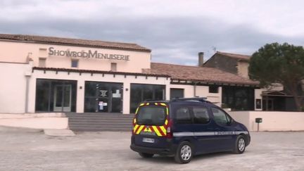 Au 22e jour de confinement, mardi 7 avril, les commerçants obligés de fermer boutique le 17 mars craignent plus que tout les cambriolages. À Castelnaudary, dans l'Aude, la gendarmerie fait des rondes pour éviter que cela n'arrive. (FRANCE 2)