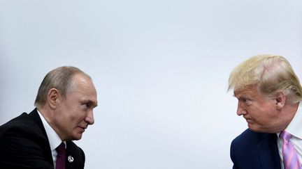 Les présidents russe et américain Vladimir Poutine et Donald Trump lors du sommet du G20 à Osaka (Japon), le 28 juin 2019. (BRENDAN SMIALOWSKI / AFP)