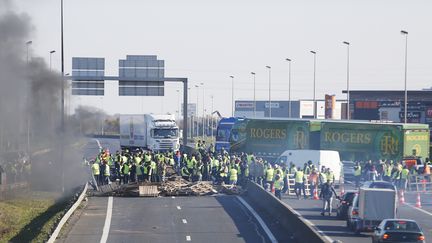 Des "gilets jaunes" bloquent le périphérique près de Caen (Calvados), dimanche 18 novembre 2018. (CHARLY TRIBALLEAU / AFP)